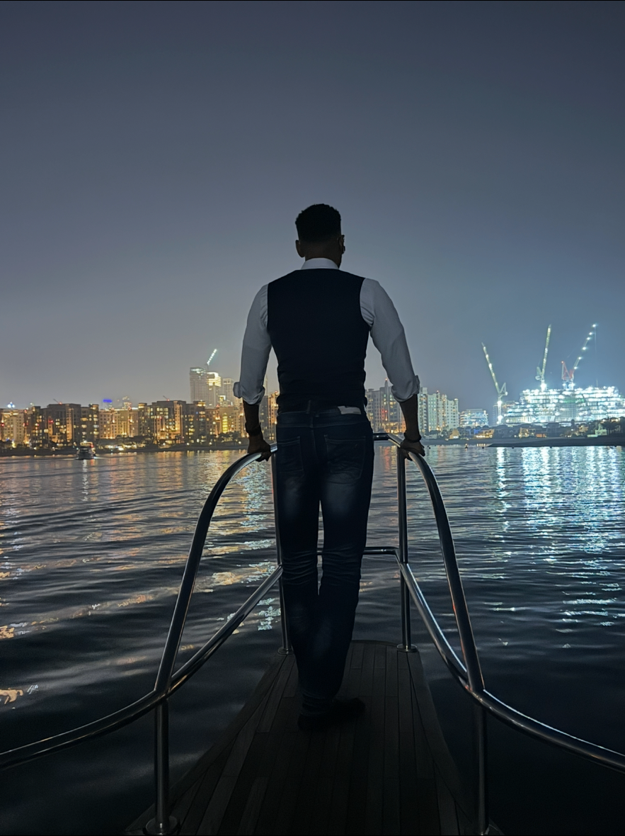 Jonathan, fondateur de MavEyes, sur un rooftop urbain